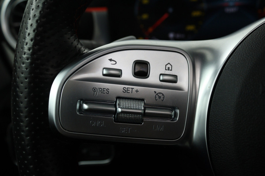 Mercedes-Benz A-Klasse 180 AMG Line (PANORAMADAK, SFEERVERLICHTING, CAMERA, STOELVERWARMING, 1e EIGENAAR, GOED ONDERHOUDEN)