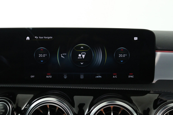 Mercedes-Benz A-Klasse 180 AMG Line (PANORAMADAK, SFEERVERLICHTING, CAMERA, STOELVERWARMING, 1e EIGENAAR, GOED ONDERHOUDEN)