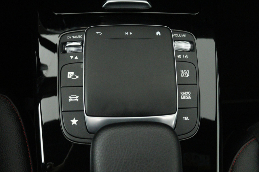 Mercedes-Benz A-Klasse 180 AMG Line (PANORAMADAK, SFEERVERLICHTING, CAMERA, STOELVERWARMING, 1e EIGENAAR, GOED ONDERHOUDEN)