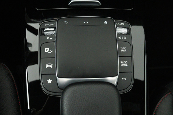 Mercedes-Benz A-Klasse 180 AMG Line (PANORAMADAK, SFEERVERLICHTING, CAMERA, STOELVERWARMING, 1e EIGENAAR, GOED ONDERHOUDEN)