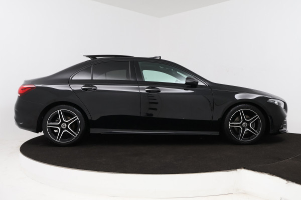 Mercedes-Benz A-Klasse 180 AMG Line (PANORAMADAK, SFEERVERLICHTING, CAMERA, STOELVERWARMING, 1e EIGENAAR, GOED ONDERHOUDEN)