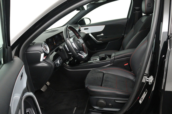 Mercedes-Benz A-Klasse 180 AMG Line (PANORAMADAK, SFEERVERLICHTING, CAMERA, STOELVERWARMING, 1e EIGENAAR, GOED ONDERHOUDEN)