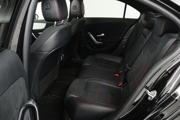 Mercedes-Benz A-Klasse 180 AMG Line (PANORAMADAK, SFEERVERLICHTING, CAMERA, STOELVERWARMING, 1e EIGENAAR, GOED ONDERHOUDEN)