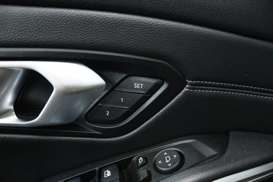 BMW 3-serie 330i High Executive (PANORAMADAK, STOELVERWARMING, CAMERA, COMFORTZETELS, DEALER ONDERHOUDEN)