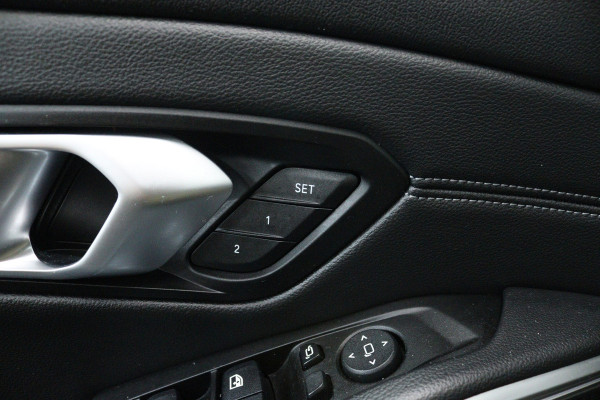 BMW 3-serie 330i High Executive (PANORAMADAK, STOELVERWARMING, CAMERA, COMFORTZETELS, DEALER ONDERHOUDEN)