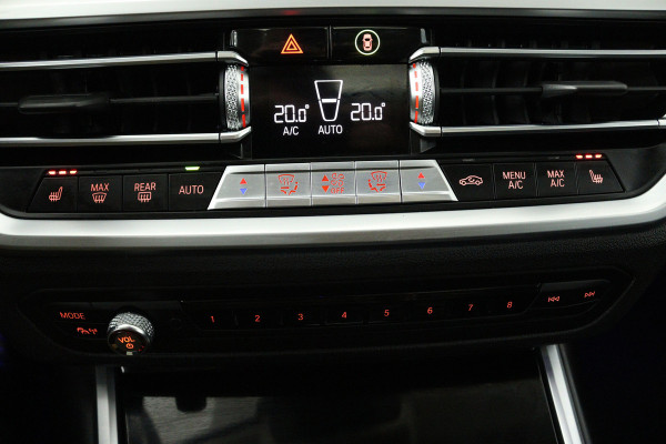 BMW 3-serie 330i High Executive (PANORAMADAK, STOELVERWARMING, CAMERA, COMFORTZETELS, DEALER ONDERHOUDEN)