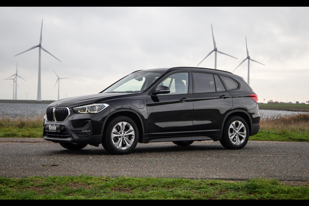 BMW X1 xDrive25e Executive CAMERA / CARPLAY / HEAD UP DISPLAY / LEDER / LED / CRUISE CONTROLE / STOELVERWARMING
