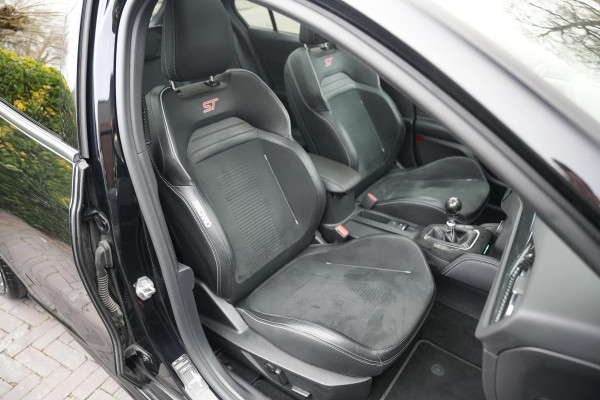 Ford Focus 2.3 EcoBoost ST-X Panoramadak Milltek LED B&O Headup Stuurverw.