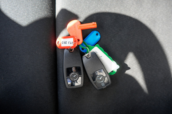 Mercedes-Benz Sprinter 315 CDI | 150 PK | Automaat | Bakwagen met laadklep | Zijdeur | Camera | Cruise | Mbux | Climatronic