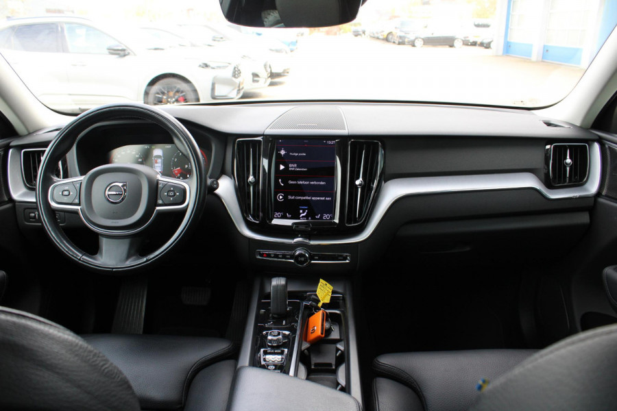 Volvo XC60 2.0 B5 Momentum Exclusive | Trekhaak | Panorama Dak | Stoelverwarming | Adaptive Cruise Control | 360 Camera | Navigatie |