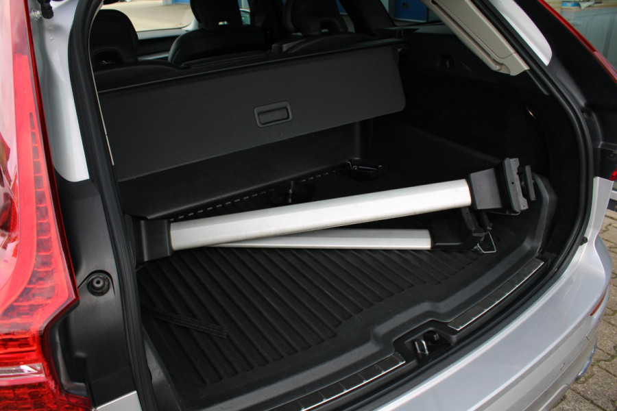 Volvo XC60 2.0 B5 Momentum Exclusive | Trekhaak | Panorama Dak | Stoelverwarming | Adaptive Cruise Control | 360 Camera | Navigatie |