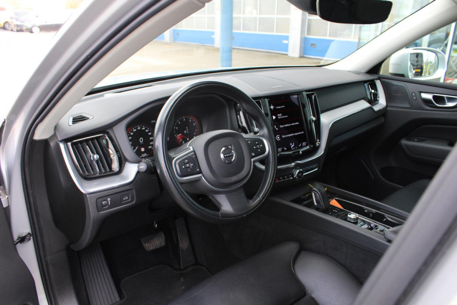 Volvo XC60 2.0 B5 Momentum Exclusive | Trekhaak | Panorama Dak | Stoelverwarming | Adaptive Cruise Control | 360 Camera | Navigatie |