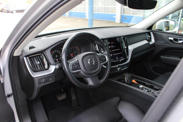 Volvo XC60 2.0 B5 Momentum Exclusive | Trekhaak | Panorama Dak | Stoelverwarming | Adaptive Cruise Control | 360 Camera | Navigatie |