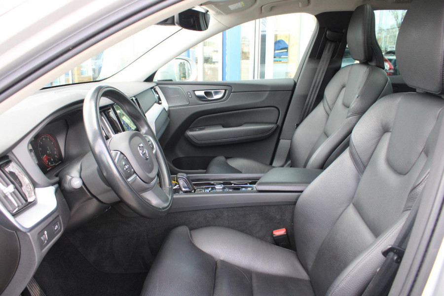 Volvo XC60 2.0 B5 Momentum Exclusive | Trekhaak | Panorama Dak | Stoelverwarming | Adaptive Cruise Control | 360 Camera | Navigatie |