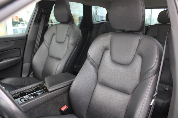 Volvo XC60 2.0 B5 Momentum Exclusive | Trekhaak | Panorama Dak | Stoelverwarming | Adaptive Cruise Control | 360 Camera | Navigatie |