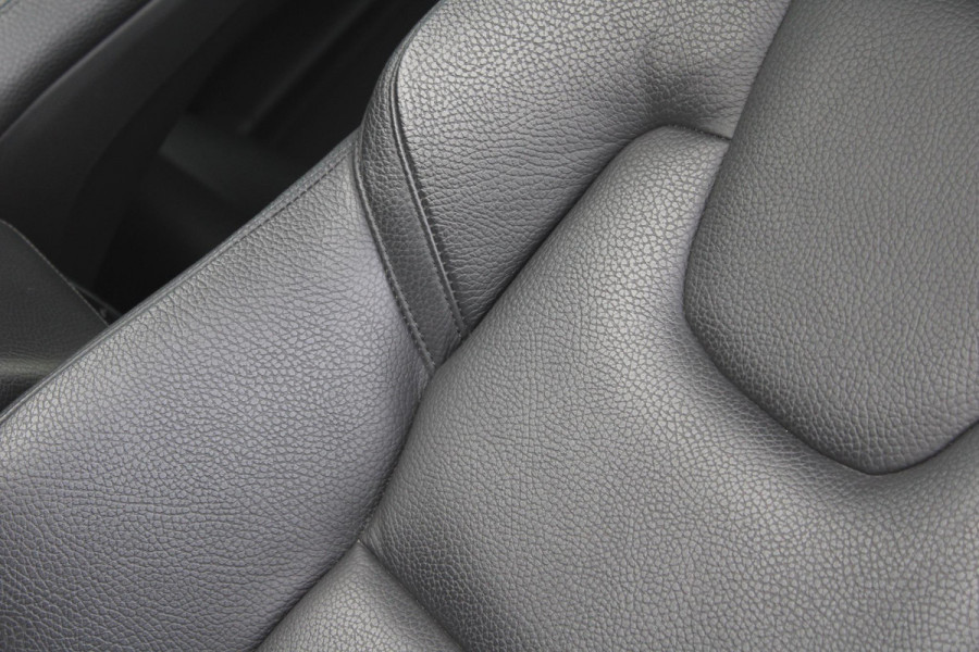Volvo XC60 2.0 B5 Momentum Exclusive | Trekhaak | Panorama Dak | Stoelverwarming | Adaptive Cruise Control | 360 Camera | Navigatie |