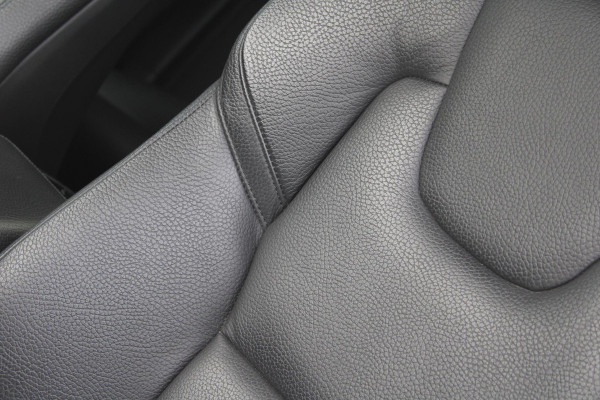 Volvo XC60 2.0 B5 Momentum Exclusive | Trekhaak | Panorama Dak | Stoelverwarming | Adaptive Cruise Control | 360 Camera | Navigatie |