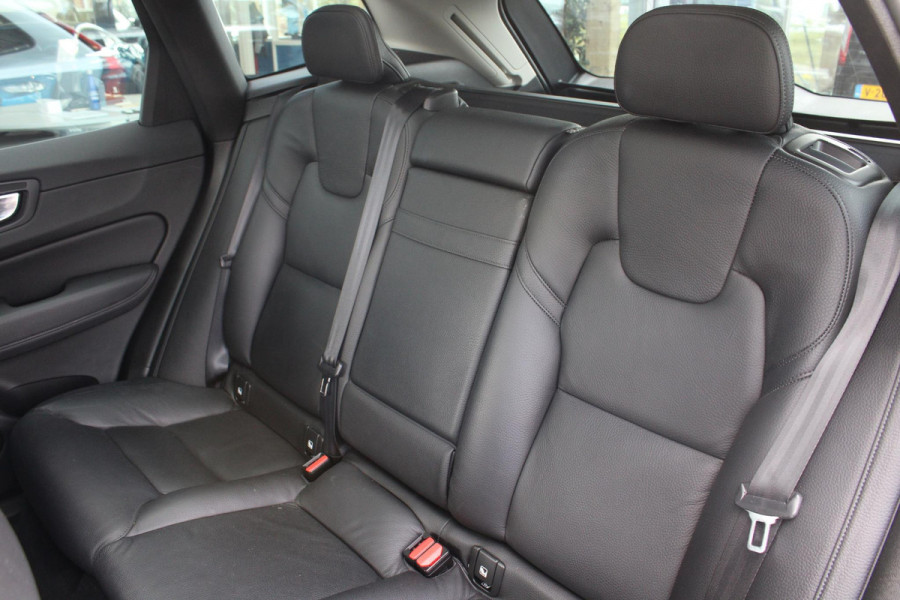 Volvo XC60 2.0 B5 Momentum Exclusive | Trekhaak | Panorama Dak | Stoelverwarming | Adaptive Cruise Control | 360 Camera | Navigatie |