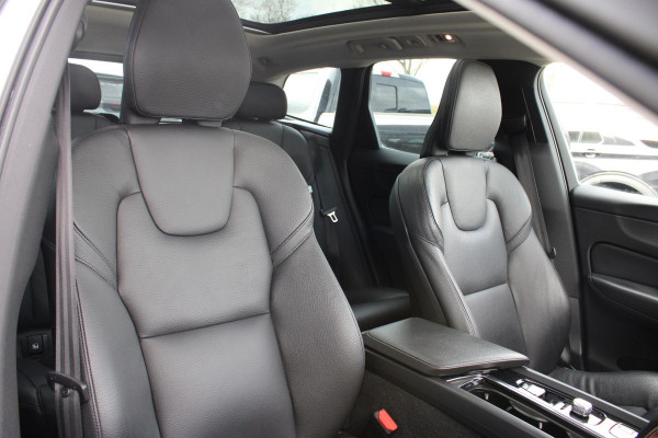 Volvo XC60 2.0 B5 Momentum Exclusive | Trekhaak | Panorama Dak | Stoelverwarming | Adaptive Cruise Control | 360 Camera | Navigatie |