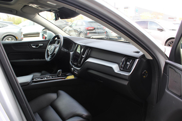 Volvo XC60 2.0 B5 Momentum Exclusive | Trekhaak | Panorama Dak | Stoelverwarming | Adaptive Cruise Control | 360 Camera | Navigatie |