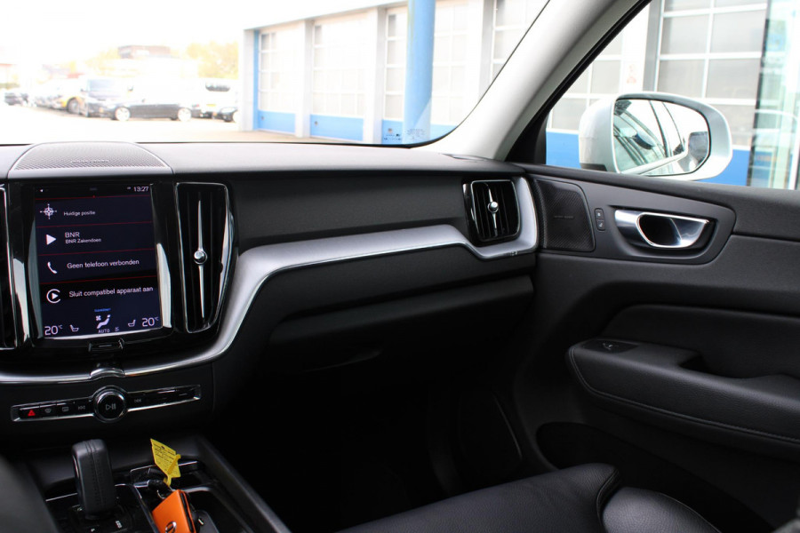 Volvo XC60 2.0 B5 Momentum Exclusive | Trekhaak | Panorama Dak | Stoelverwarming | Adaptive Cruise Control | 360 Camera | Navigatie |
