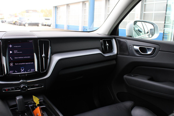 Volvo XC60 2.0 B5 Momentum Exclusive | Trekhaak | Panorama Dak | Stoelverwarming | Adaptive Cruise Control | 360 Camera | Navigatie |