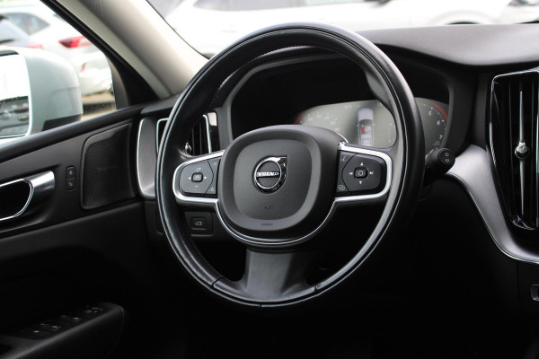 Volvo XC60 2.0 B5 Momentum Exclusive | Trekhaak | Panorama Dak | Stoelverwarming | Adaptive Cruise Control | 360 Camera | Navigatie |