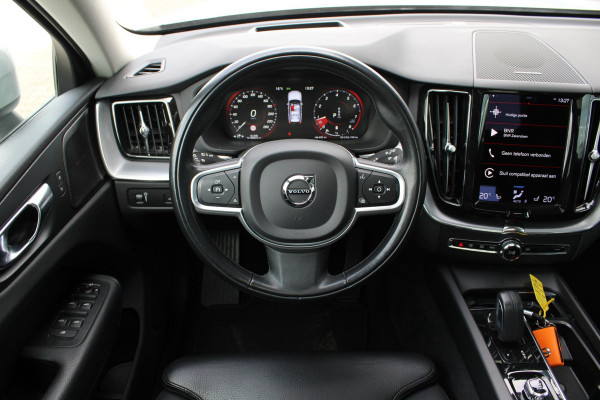 Volvo XC60 2.0 B5 Momentum Exclusive | Trekhaak | Panorama Dak | Stoelverwarming | Adaptive Cruise Control | 360 Camera | Navigatie |