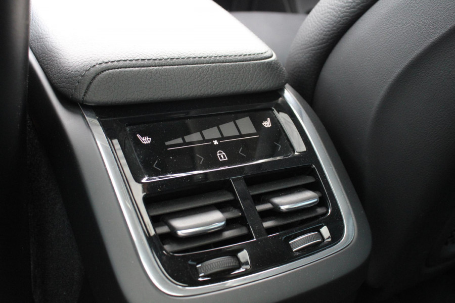 Volvo XC60 2.0 B5 Momentum Exclusive | Trekhaak | Panorama Dak | Stoelverwarming | Adaptive Cruise Control | 360 Camera | Navigatie |