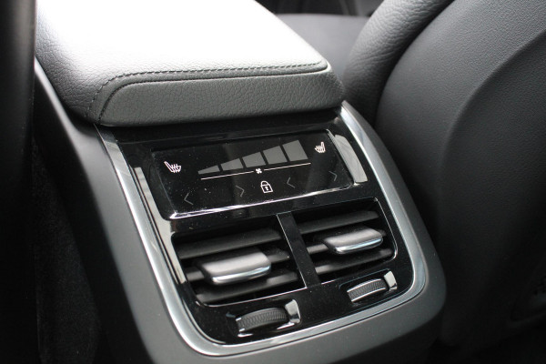 Volvo XC60 2.0 B5 Momentum Exclusive | Trekhaak | Panorama Dak | Stoelverwarming | Adaptive Cruise Control | 360 Camera | Navigatie |