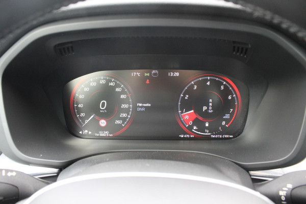 Volvo XC60 2.0 B5 Momentum Exclusive | Trekhaak | Panorama Dak | Stoelverwarming | Adaptive Cruise Control | 360 Camera | Navigatie |