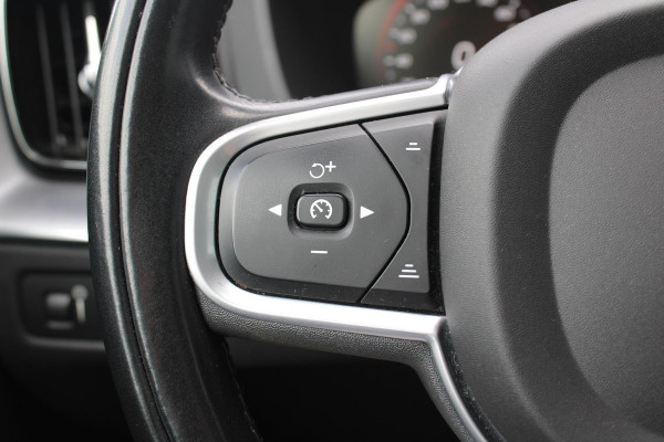 Volvo XC60 2.0 B5 Momentum Exclusive | Trekhaak | Panorama Dak | Stoelverwarming | Adaptive Cruise Control | 360 Camera | Navigatie |
