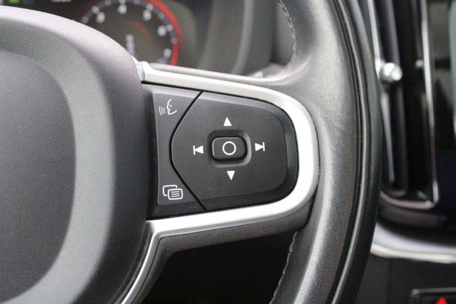 Volvo XC60 2.0 B5 Momentum Exclusive | Trekhaak | Panorama Dak | Stoelverwarming | Adaptive Cruise Control | 360 Camera | Navigatie |