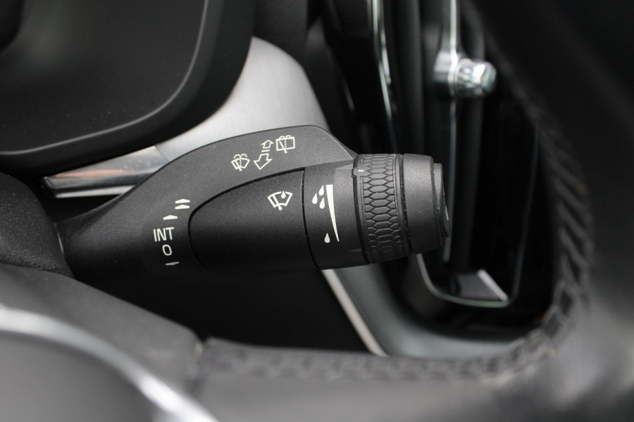 Volvo XC60 2.0 B5 Momentum Exclusive | Trekhaak | Panorama Dak | Stoelverwarming | Adaptive Cruise Control | 360 Camera | Navigatie |