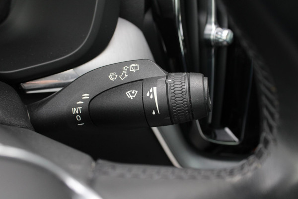Volvo XC60 2.0 B5 Momentum Exclusive | Trekhaak | Panorama Dak | Stoelverwarming | Adaptive Cruise Control | 360 Camera | Navigatie |