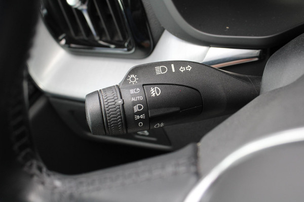 Volvo XC60 2.0 B5 Momentum Exclusive | Trekhaak | Panorama Dak | Stoelverwarming | Adaptive Cruise Control | 360 Camera | Navigatie |