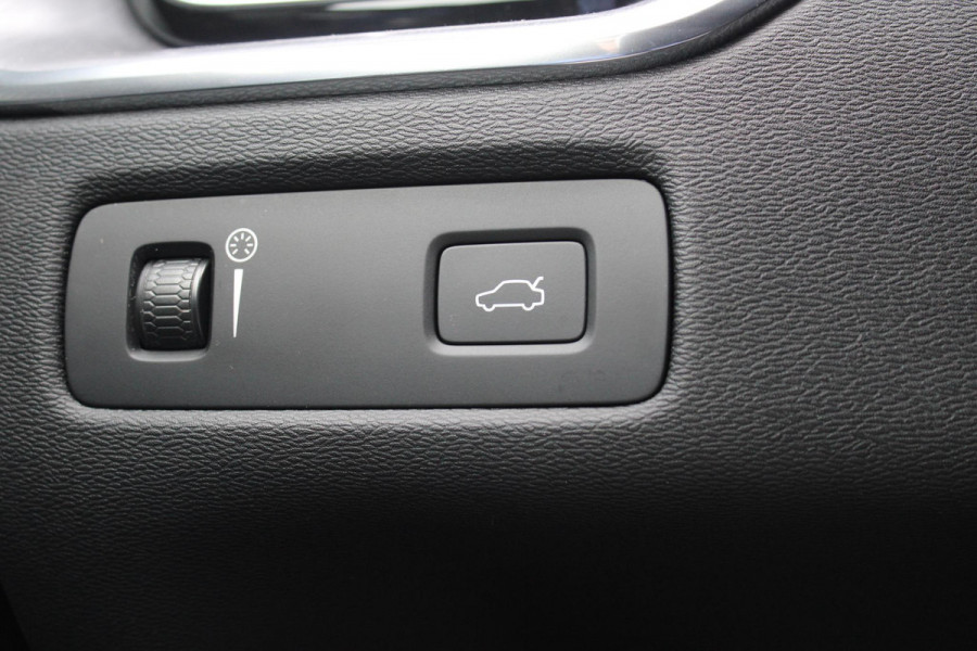 Volvo XC60 2.0 B5 Momentum Exclusive | Trekhaak | Panorama Dak | Stoelverwarming | Adaptive Cruise Control | 360 Camera | Navigatie |