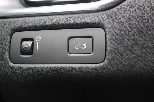 Volvo XC60 2.0 B5 Momentum Exclusive | Trekhaak | Panorama Dak | Stoelverwarming | Adaptive Cruise Control | 360 Camera | Navigatie |