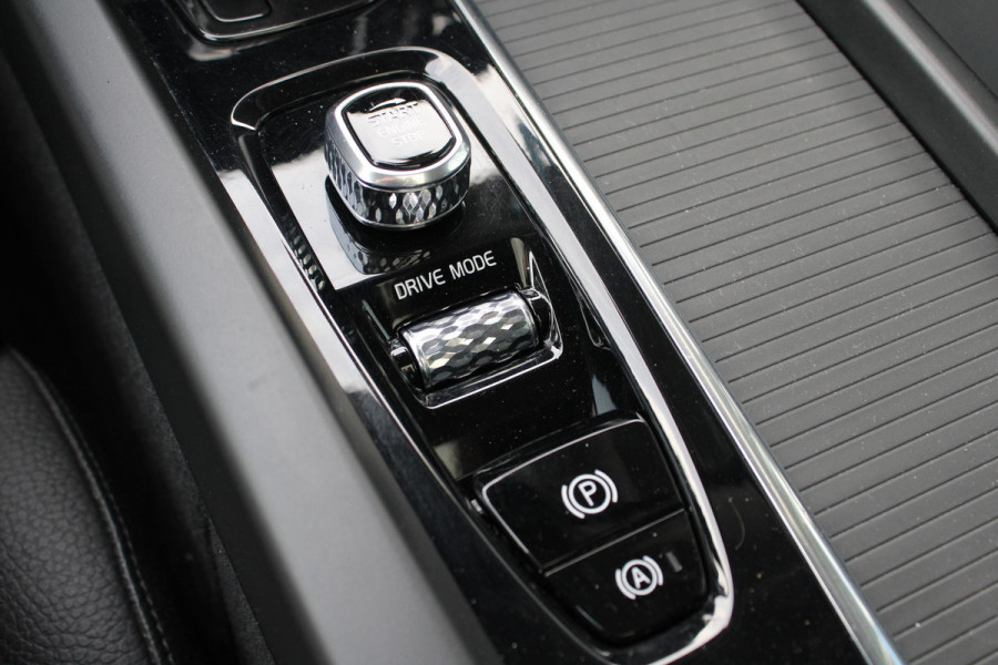 Volvo XC60 2.0 B5 Momentum Exclusive | Trekhaak | Panorama Dak | Stoelverwarming | Adaptive Cruise Control | 360 Camera | Navigatie |