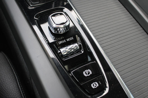 Volvo XC60 2.0 B5 Momentum Exclusive | Trekhaak | Panorama Dak | Stoelverwarming | Adaptive Cruise Control | 360 Camera | Navigatie |