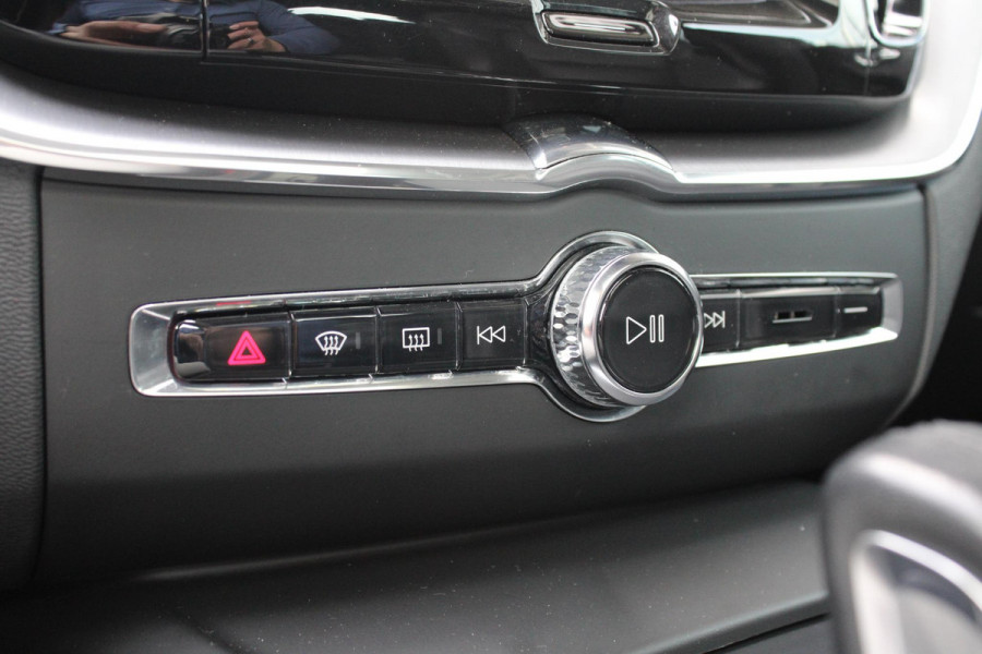 Volvo XC60 2.0 B5 Momentum Exclusive | Trekhaak | Panorama Dak | Stoelverwarming | Adaptive Cruise Control | 360 Camera | Navigatie |