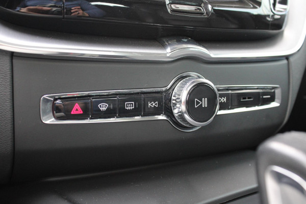 Volvo XC60 2.0 B5 Momentum Exclusive | Trekhaak | Panorama Dak | Stoelverwarming | Adaptive Cruise Control | 360 Camera | Navigatie |