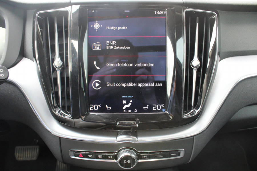 Volvo XC60 2.0 B5 Momentum Exclusive | Trekhaak | Panorama Dak | Stoelverwarming | Adaptive Cruise Control | 360 Camera | Navigatie |
