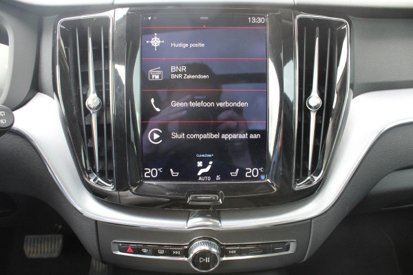 Volvo XC60 2.0 B5 Momentum Exclusive | Trekhaak | Panorama Dak | Stoelverwarming | Adaptive Cruise Control | 360 Camera | Navigatie |