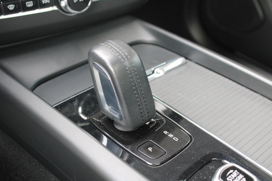 Volvo XC60 2.0 B5 Momentum Exclusive | Trekhaak | Panorama Dak | Stoelverwarming | Adaptive Cruise Control | 360 Camera | Navigatie |