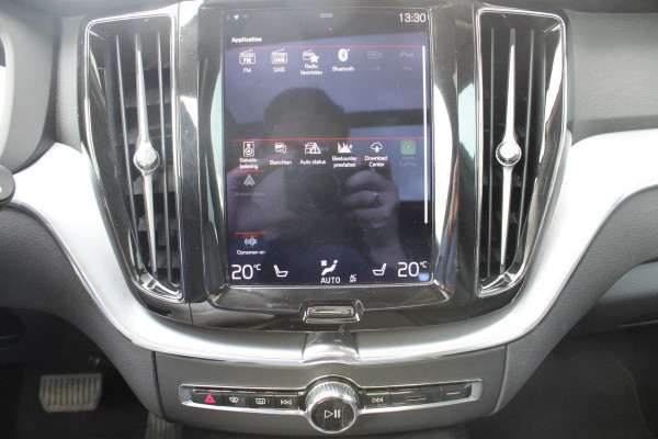 Volvo XC60 2.0 B5 Momentum Exclusive | Trekhaak | Panorama Dak | Stoelverwarming | Adaptive Cruise Control | 360 Camera | Navigatie |