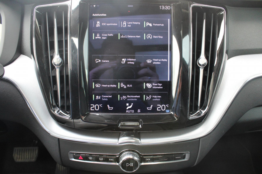 Volvo XC60 2.0 B5 Momentum Exclusive | Trekhaak | Panorama Dak | Stoelverwarming | Adaptive Cruise Control | 360 Camera | Navigatie |
