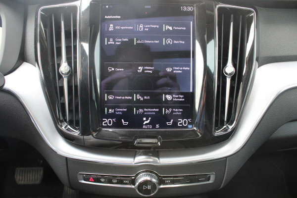 Volvo XC60 2.0 B5 Momentum Exclusive | Trekhaak | Panorama Dak | Stoelverwarming | Adaptive Cruise Control | 360 Camera | Navigatie |