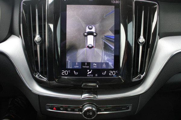 Volvo XC60 2.0 B5 Momentum Exclusive | Trekhaak | Panorama Dak | Stoelverwarming | Adaptive Cruise Control | 360 Camera | Navigatie |