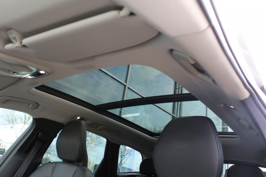 Volvo XC60 2.0 B5 Momentum Exclusive | Trekhaak | Panorama Dak | Stoelverwarming | Adaptive Cruise Control | 360 Camera | Navigatie |